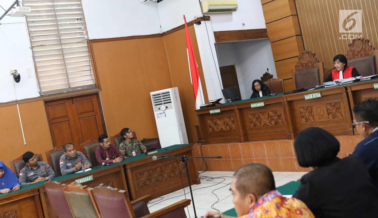 Suasana sidang gugatan praperadilan yang diajukan tersangka Jon Riah Ukur alias Jonru Ginting di PN Jakarta Selatan, Selasa (21/11). Majelis hakim menolak seluruh gugatan praperadilan yang diajukan tersangka Jonru. (Liputan6.com/Immanuel Antonius)
