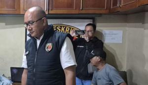 Kasatreskrim Polres Sumedang AKP Tanwin Nopiansah saat memeriksa sejumlah saksi kecelakaan kerja yang menewaskan 4 orang di Jatinangor. (Liputan6.com/ Dok Ist)