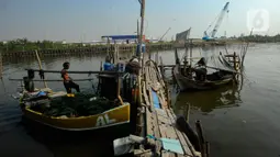 Masifnya pembangunan kawasan perniagaan dan hunian berakibat pada sumber ikan yang berkurang. (merdeka.com/Arie Basuki)