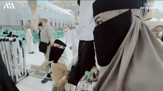 Akui Ingin Jadi Ustazah, Ini 6 Momen Arsy Hermansyah Tampil Bercadar Saat Umrah