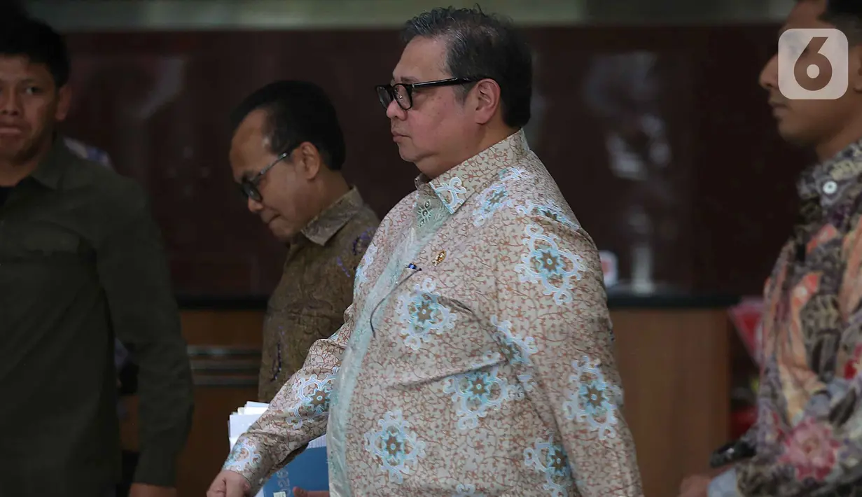 Wakil Menteri Luar Negeri (Wamenlu) Arif Havas Oegroseno dan Wakil Menteri (Wamen) ESDM saat ini adalah Yuliot Tanjung juga dijadwalkan hadir. Tampak dalam foto, Menteri Koordinator (Menko) Bidang Perekonomian, Airlangga Hartarto (tengah) berjalan menuju pintu keluar Gedung Merah Putih Komisi Pemberantasan Korupsi (KPK), Jakarta, Rabu (14/1/2026). (Liputan6.com/Helmi Fithriansyah)