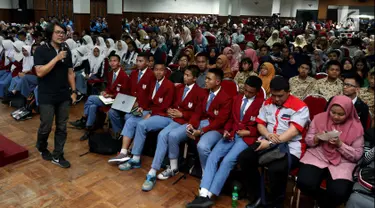 Redaktur Eksekutif Multimedia Kapan Lagi Youniverse (KLY) Andi Muhyiddin menjadi pembicara dalam Emtek Goes To Campus (EGTC) di Universitas Muhammadiyah Malang (UMM), Selasa (25/9). (Liputan6.com/JohanTallo)