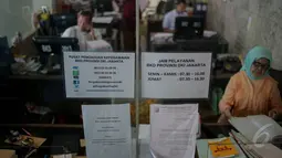 Wagub DKI Jakarta Djarot Saiful akan memberi sanksi tegas kepada PNS yang bolos pada hari kejepit nasional, Jakarta, Jumat (15/5/2015). Tampak sejumlah PNS berkativitas seperti biasa di Balaikota. (Liputan6.com/Faizal Fanani)