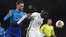 Pemain Ostersunds FK, Ken Sema berebut bola dengan bek Arsenal, Calum Chambers pada laga leg kedua 32 Liga Europa 2017-2018 di Stadion Emirates, Kamis (22/2). Kalah 1-2 dari Ostersunds, Arsenal tetap melangkah ke babak 16 besar. (Adrian DENNIS/AFP)