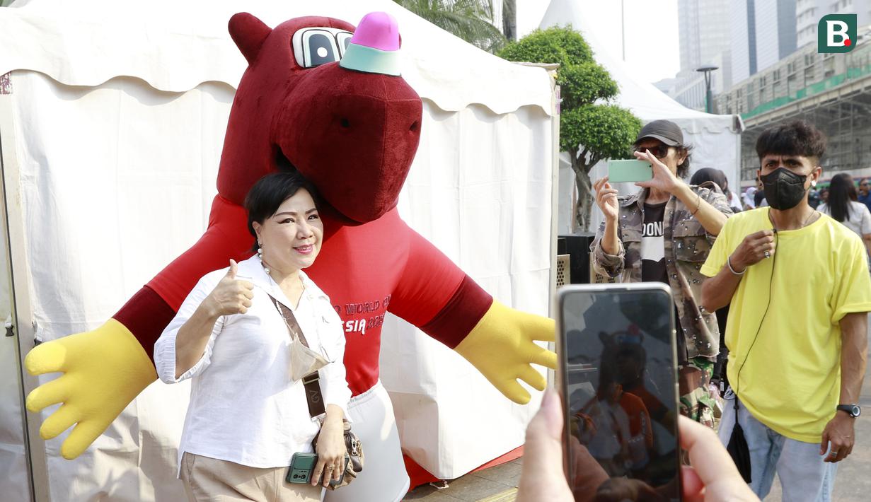 Warga foto bersama maskot Piala Dunia U-20 2023 di Bundaran HI, Jakarta. (Bola.com/M Iqbal Ichsan)