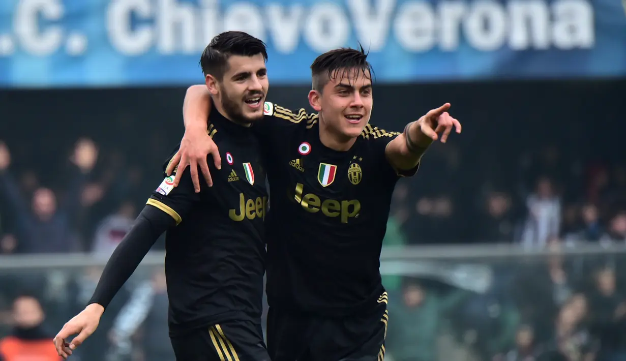 Alvaro Morata disambut rekannya, Paulo Dybala, setelah mencetak gol ke gawang Chievo dalam lanjutan Serie A Italia di Stadion Marc'Antonio Bentegodi, Minggu (31/1/2016). (AFP/Giuseppe Cacace)