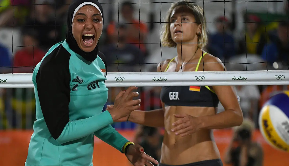 Atlet voli pantai asal Mesir, Doaa Elghobashy berteriak usai mendapatkan poin saat bertanding di penyisihan Grup D Olimpiade Rio di Arena Voli Pantai, Rio de Janeiro, Brasil, (7/8). (AFP PHOTO/Yasuyoshi Chiba)