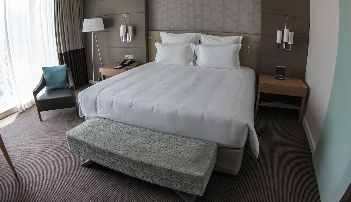 Kamar tidur yang tersedia di Hotel Pullman Doha West-Bay menawarkan fasilitas dari CO Bigelow, brand perawatan kulit ternama asal Inggris. Bantal dan selimut pun didesain untuk tidur malam yang lebih nyenyak. (AFP/Karim Jaafar)