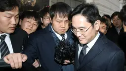 Petinggi Samsung, Lee Jae-yong saat tiba di pengadilan terkait surat perintah penangkapannya di Pengadilan Distrik Pusat Seoul di Seoul, Kamis (16/2). (AFP PHOTO / Yonhap)