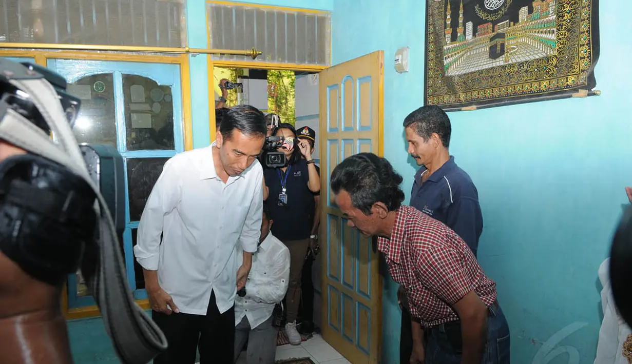 Gubernur DKI Jakarta Joko Widodo menyambangi rumah duka Renggo Khadafi, di Halim Perdanakusuma, Jakarta Timur (Liputan6.com/Herman Zakharia)