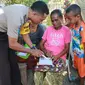 Dengan peralatan seadanya, aksi polisi membebaskan warga eks Timtim dari buta aksara mulai membuahkan hasil. (Liputan6.com/Ola Keda)