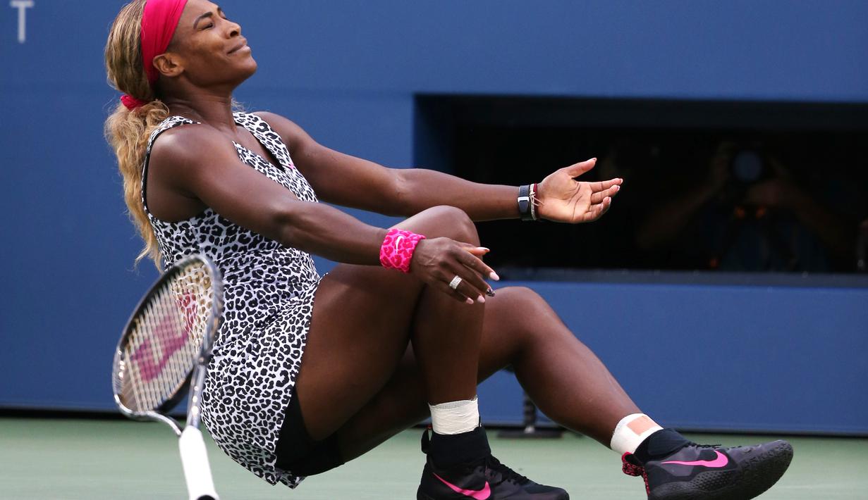 Serena resmi merengkuh Calendar Slam alias empat titel grand slam secara berurutan setelah gelar AS Terbuka 2014, Australia Terbuka 2015, dan Prancis Terbuka 2015.  (AP Photo/Mike Groll)