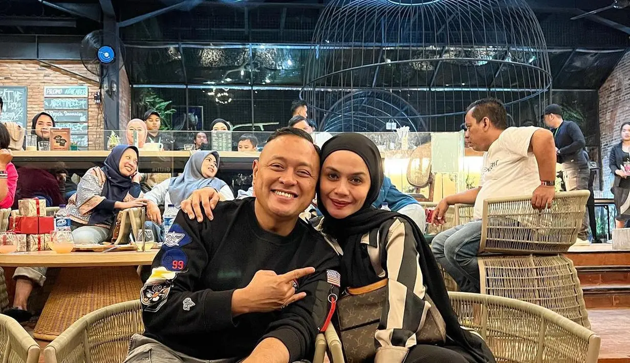 Bemby salah satu artis senior yang hingga kini masih eksis. Mengawali dari sinetron Tersanjung sebagai Jacky selama lima musim. Selain itu, juga terlibat di sinetron Cinta Fitri sebagai Norman selama tujuh musim. Dan masih banyak lagi keterlibatannya di sinetron. [Instagram/bemby_putuanda]
