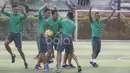 Para pemain tampak rileks mengikut latihan ringan tersebut, tawa canda mewarnai latihan jelang laga penentuan juara Piala AFF 2016. (Bola.com/Vitalis Yogi Trisna)