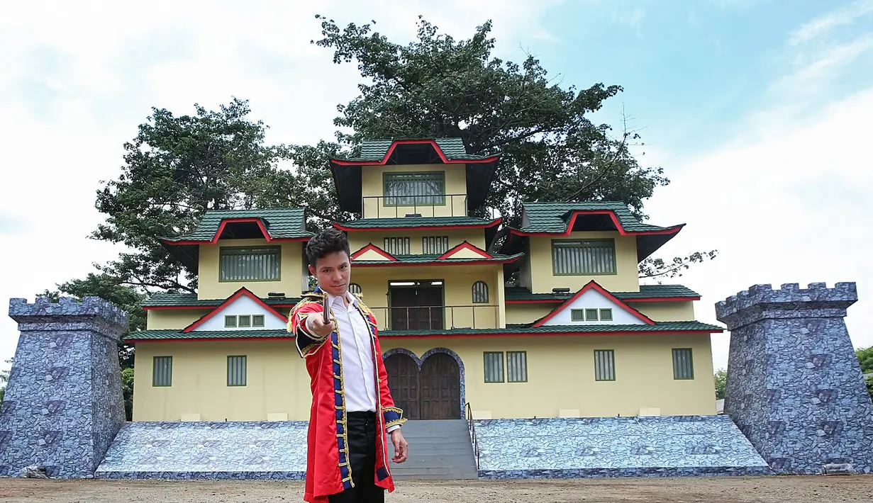 Peserta yang berhasil dan bisa melanjutkan ke rintangan selanjutnya adalah mereka yang bisa menyeberangi danau buatan itu. Ketika menyusuri bebatuan itu, peserta diharuskan untuk berlari sampai ujung danau. (Bambang E. Ros/Bintang.com)