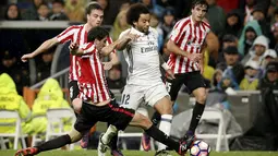 Pemain Real Madrid, Marcelo berusaha melewati hadangan pemain Athletic Bilbao pada lanjutan La Liga di Santiago Bernabeu stadium, Madrid, senin (23/10/16) dini hari WIB. (AP/Daniel Ochoa de Olza)