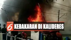 Petugas pemadam kebakaran bersama warga berusaha menjinakan kobaran api yang membumbung tinggi.