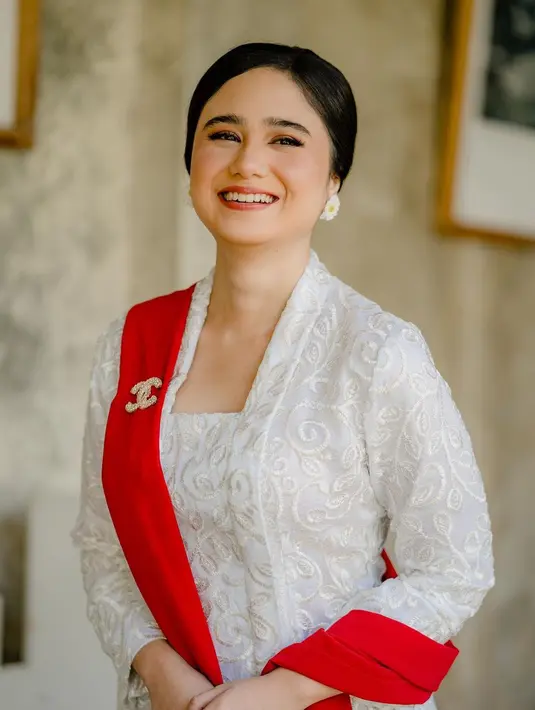 Menggandeng makeup dan pilihan kebaya profesional, penampilan Tissa Biani cantik paripurna. Konsep adat jawa bersatu dengan warna merah putih sebagai lambang negara. (Instagram/tissabiani)