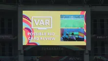Layar besar menunjukkan gambar potensi pelanggaran yang bisa berujung kartu merah melalui VAR (Video assistant Referee) dalam pertandingan Timnas Spanyol U-17 melawan Kanada U-17 dalam pertandingan penyisihan Grup B Piala Dunia U-17 di Stadion Manahan, Solo, Jumat (10/11/2023). VAR baru pertama kali diterapkan dalam sebuah turnamen resmi di Indonesia. (Bola.com/Arief Bagus)