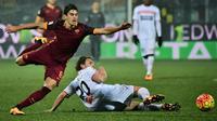Gelandang serang AS Roma, Diego Perotti (kiri), mencoba melewati hadangan pemain Carpi, Lorenzo Lollo, pada laga Serie A di Alberto Braglia, Modena, Sabtu (13/2/2016) dini hari WIB. (AFP/Giuseppe Cacace)