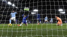 Gol pertama Manchester City dicetak oleh aksi Riyad Mahrez pada menit ke-23. Free kick indah winger asal Aljazair itu mengarah ke pojok atas gawang Chelsea tanpa bisa diantisipasi Kepa Arrizabalaga. (AFP/Glyn Kirk)