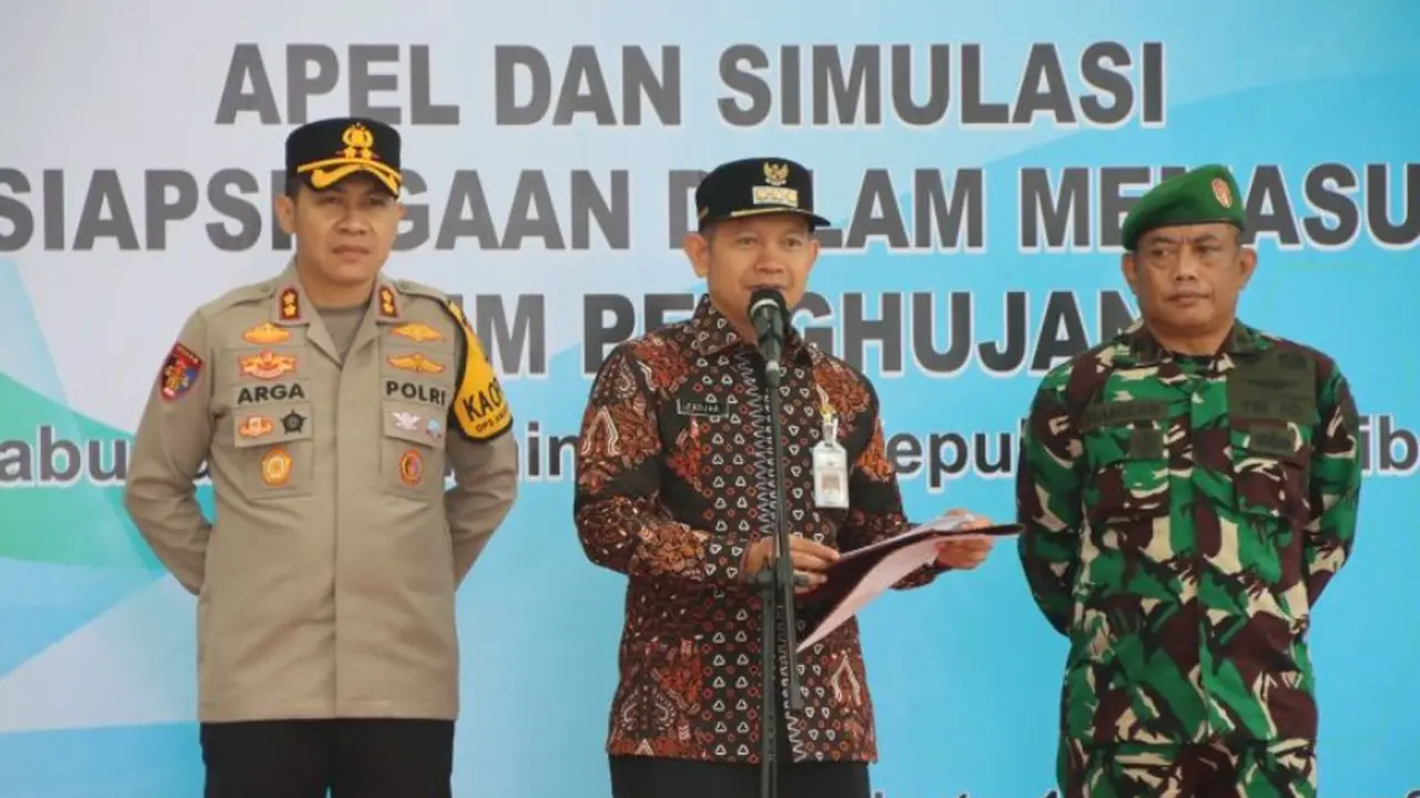 Bupati Kepulauan Seribu Muhammad Fadjar Churniawan didampingi Kapolres AKBP Argadija Putra saat Apel dan Simulasi Kesiapsiagaan menghadapi potensi hujan ekstrem.