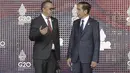 Presiden Indonesia Joko Widodo (kanan) menyapa Direktur Jenderal Organisasi Kesehatan Dunia (WHO) Tedros Adhanom Ghebreyesus di Nusa Dua, Bali, Selasa (15/11/2022) pagi. Selain bersalaman, Jokowi dan para pemimpin itu melakukan sesi foto bersama. (Mast Irham/Pool Photo via AP)