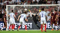 Tendangan bebas pemain Inggris, Eric Dier, menghujam ke gawang Rusia pada laga Grup B Piala Eropa 2016 di Stade Velodrome, Marseille, Minggu (12/6/2016) dini hari WIB. (AFP/Bertrand Langlois)