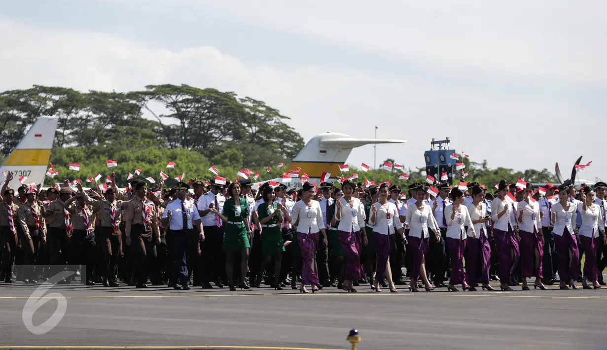 Sejumlah pramugari dan pilot ikut berpartisipasi dalam defile pada gladi HUT TNI di Taxi Way Skuadron Udara Bandara Halim Perdanakusumah, Jakarta, Minggu (9/4). (Liputan6.com/Faizal Fanani)