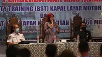 Bupati Banyuwangi Ipuk Fiestiandani  memberikan arahan terhadap nelayan terkait pengajuan sertifikasi  nelayan (Istimewa)