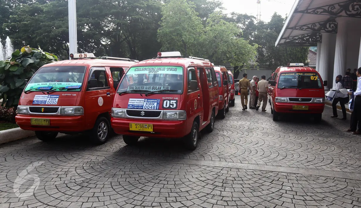Sejumlah angkutan Koperasi Wahana Kalpika (KWK) saat peresmian, Jakarta, Senin (3/4). Kerjasama KWK dengan PT. Transportasi Jakarta (Transjakarta) ini diharapkan bisa menghantarkan warga hinga ke pelosok pemukiman. (Liputan6.com/Faizal Fanani)