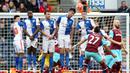 Pemain West Ham United, Dimitri Payet, mencetak gol melalui tendangan bebas ke gawang Blackburn Rovers dalam putaran kelima Piala FA di Stadion Ewood Park, Blackburn, (21/2/2016). (AFP/Lindsey Parnaby)