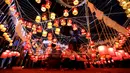 Sejumlah warga menyalakan lilin dan bersiap melepaskan lampion buatan tradisional ke langit selama festival tahunan Tazaungdaing di Taunggyi, Myanmar (19/11). (REUTERS/Soe Zeya Tun)
