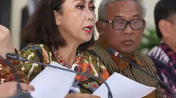 Ketua Pansel KPK Yenti Ganarsih memberikan keterangan mengumumkan peserta lulus dari tes profile assesment calon pimpinan KPK periode 2019-2023 di Jakarta, Jumat (23/8/2019). Sebanyak 20 orang lulus untuk kemudian menjalani tes kesehatan serta wawancara dan uji publik. (Liputan6.com/Angga Yuniar)