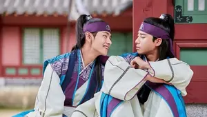 Kedekatan V BTS dan Park Seo Jun dalam drama Hwarang The Poet of Warrior Youth. (Foto: Soompi)