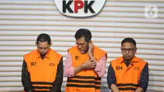 Tiga tersangka baru terkait kasus dugaan tindak pidana korupsi pembangunan Rumah Sakit Umum Daerah (RSUD) Kolaka Timur (Koltim) di antaranya Hendrik Permana, ketua Tim Kerja Sarana Prasarana Alat Labkesmas Kemenkes; Aswin Griksa Fitranto, Direktur Utama PT Griksa Cipta; dan Yasin, pegawai Bappenda Provinsi Sulawesi Tenggara yang dikenal sebagai orang kepercayaan Bupati Koltim Abdul Azis (dari kiri ke kanan) dihadirkan dalam rilis penahanan di gedung Merah Putih Komisi Pemberantasan Korupsi (KPK), Jakarta, Senin (24/11/2025). Komisi Pemberantasan Korupsi (KPK) resmi menahan tiga tersangka baru dalam kasus dugaan tindak pidana korupsi pembangunan Rumah Sakit Umum Daerah (RSUD) Kolaka Timur (Koltim). (Liputan6.com/Helmi Fithriansyah)
