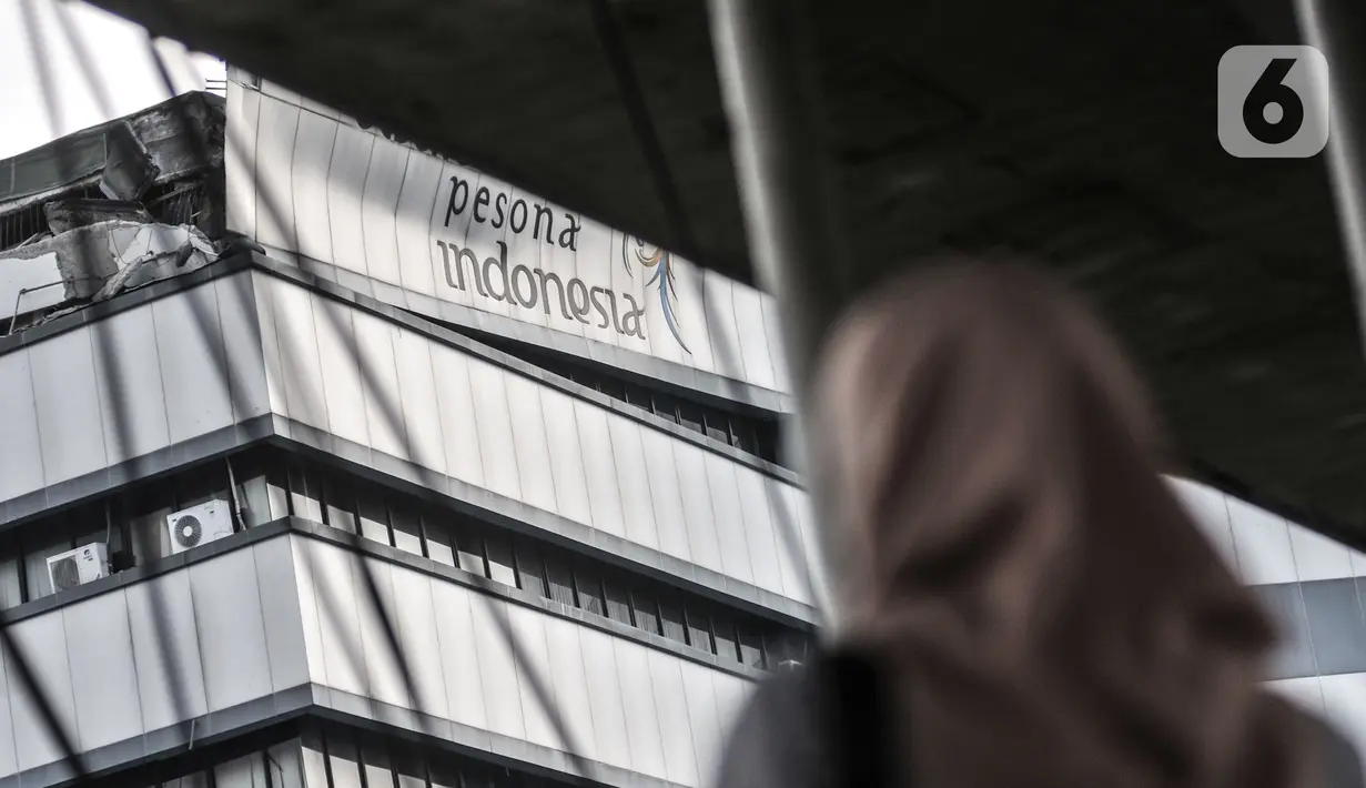Warga melihat kondisi atap Gedung Lembaga Sensor Film (LSF) yang ambruk di Jalan MT Haryono, Jakarta, Rabu (7/10/2020). Atap Gedung LSF dari lantai 8 dan 9 ambruk dan menimpa mobil di bawahnya, beruntung tidak ada korban jiwa dalam kejadian tersebut. (merdeka.com/Iqbal S. Nugorho)
