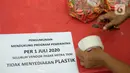Petugas bersiap menempel pengumuman terkait penggunaan kantong plastik di Pasar Mitra Tani, Jakarta, Selasa (30/6/2020). Pasar Mitra Tani akan melarang penggunaan kantong plastik sekali pakai untuk seluruh vendor dan konsumen pasar mulai Rabu, 1 Juli 2020. (Liputan6.com/Angga Yuniar)