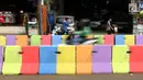 Kondisi pemisah jalan yang dicat warna warni di Jalan Raya Ragunan sekitar Pasar Minggu, Jakarta, Selasa (24/7). Di kawasan ini pemisah jalan di cat warna warni sehingga terlihat lebih semarak. (Liputan6.com/Helmi Fithriansyah)