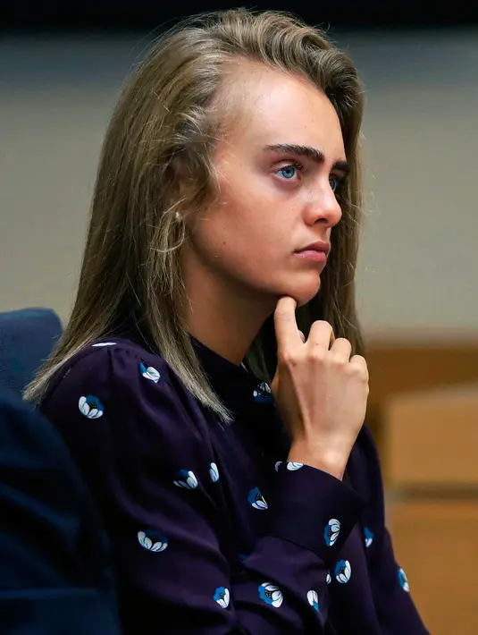 Michelle Carter mendengarkan kesaksiaan saat sidang di Pengadilan Negeri Taunton di Taunton, Mass, (8/6). Dakwaan pembunuhan itu dibacakan di Pengadilan Taunton, Massachusetts, Amerika Serikat. Pada bulan Juli 2014. (AP Photo/Charles Krupa, Pool)