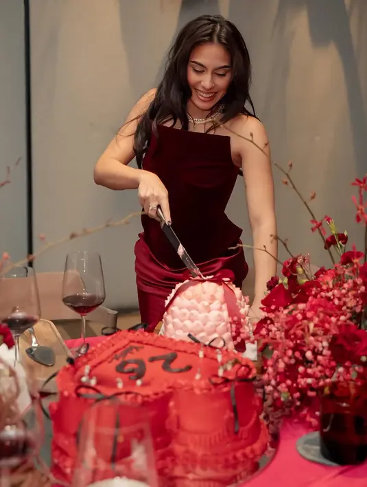 Aktris cantik Valerie Thomas tampil totalitas saat rayakan ulang tahun ke-26 dengan intimate birthday dinner. [@valerieethomas]