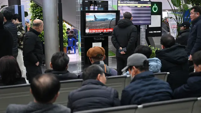 Pesawat Jeju Air Kecelakaan, Keluarga dan Kerabat Penumpang Penuhi Bandara Muan Korea Selatan
