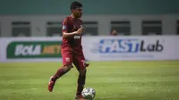 Bek Borneo FC, Muhammad Rifad Marasabessy mengontrol bola saat melawan Persebaya dalam laga pekan pertama BRI Liga 1 2021/2022 di Stadion Wibawa Mukti, Cikarang, Sabtu (04/09/2021). Borneo FC menang 3-1. (Foto: Bola.com/Bagaskara Lazuardi)