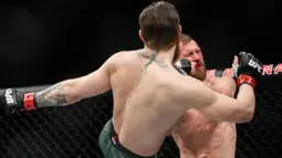Conor McGregor menendang wajah Donald 'Cowboy' Cerrone pada pertarungan kelas welter UFC 246 di T-Mobile Arena, Las Vegas, Amerika Sertikat, Sabtu (18/1/2020). McGregor mengalahkan Cowboy pada detik ke-40. (AP photo/John Locher)