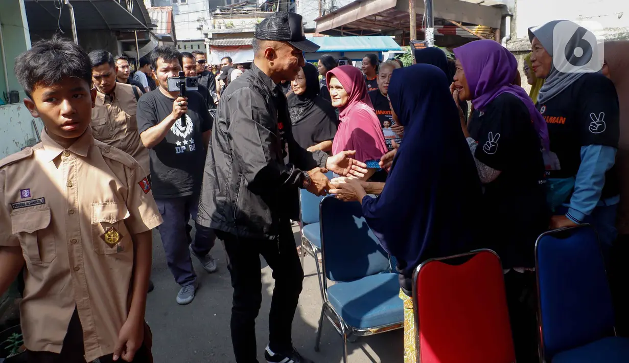 Dalam kampanyenya tersebut Dharma Pongrekun berdialog sekaligus mendengarkan aspirasi warga. (Liputan6.com/Herman Zakharia)