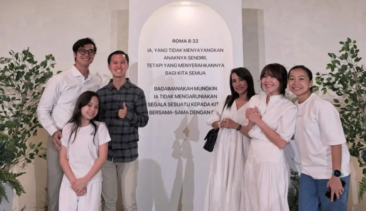 Gisela kompak dengan Gempita mengenakan baju serba putih. Gisel mengenakan atasan kemeja dipadukan celana panjangnya. [@gisel_la]