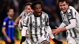 Selebrasi gelandang Juventus, Juan Cuadrado setelah menjebol gawang Inter Milan pada laga leg pertama semifinal Coppa Italia 2022/2023 di Allianz Stadium, Turin (4/4/2023). Hanya membela Chelsea selama setengah musim usai didatangkan dari Fiorentina pada tengah musim 2014/2015, Juan Cuadrado kemudian dipinjamkan selama dua musim ke Juventus, hingga akhirnya dipermanenkan pada 2017/2018 dan bertahan menjadi andalan Juventus hingga kini dengan telah mengoleksi 5 gelar Liga Italia selama 5 musim berurutan mulai 2015/2016 hingga 2019/2020. (AFP/Marco Bertorello)