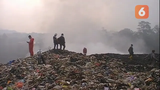 Tim Damkar Kota Sukabumi berjibaku memadamkan api di TPA Cikundul Kota Sukabumi (Liputan6.com/Fira Syahrin).