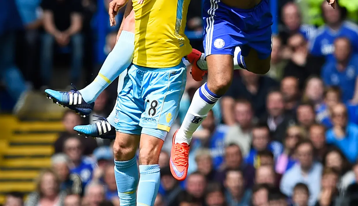 Penyerang Chelsea, Didier Drogba (kanan) berebut bola udara dengan dua pemain Crystal Palace saat Laga Liga Premier Inggris di Stamford Bridge, Minggu (3/5/2015). Chelsea menang 1-0 atas Crystal Palace. (Reuters/Dylan Martinez)