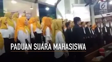 Paduan Suara Sekolah Tinggi Agama Islam Negeri Salatiga di kebaktian Paskah Gereja Kristen Jawa Sidomukti, Salatiga